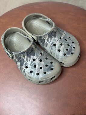 CROCS Kids' Camo-Pattern Classic Clog - Gray/Green